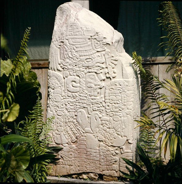 Stela 2 z Tikal, wczesny okres klasyczny (300-600 ne) (kamień) autorstwa Mayan Mayan