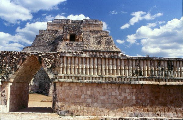 Dom Ptaków z Piramidą Maga za plecami, Majowie z późnego okresu klasycznego, ok. 700-900 r. n.e. (zdjęcie) autorstwa Mayan Mayan