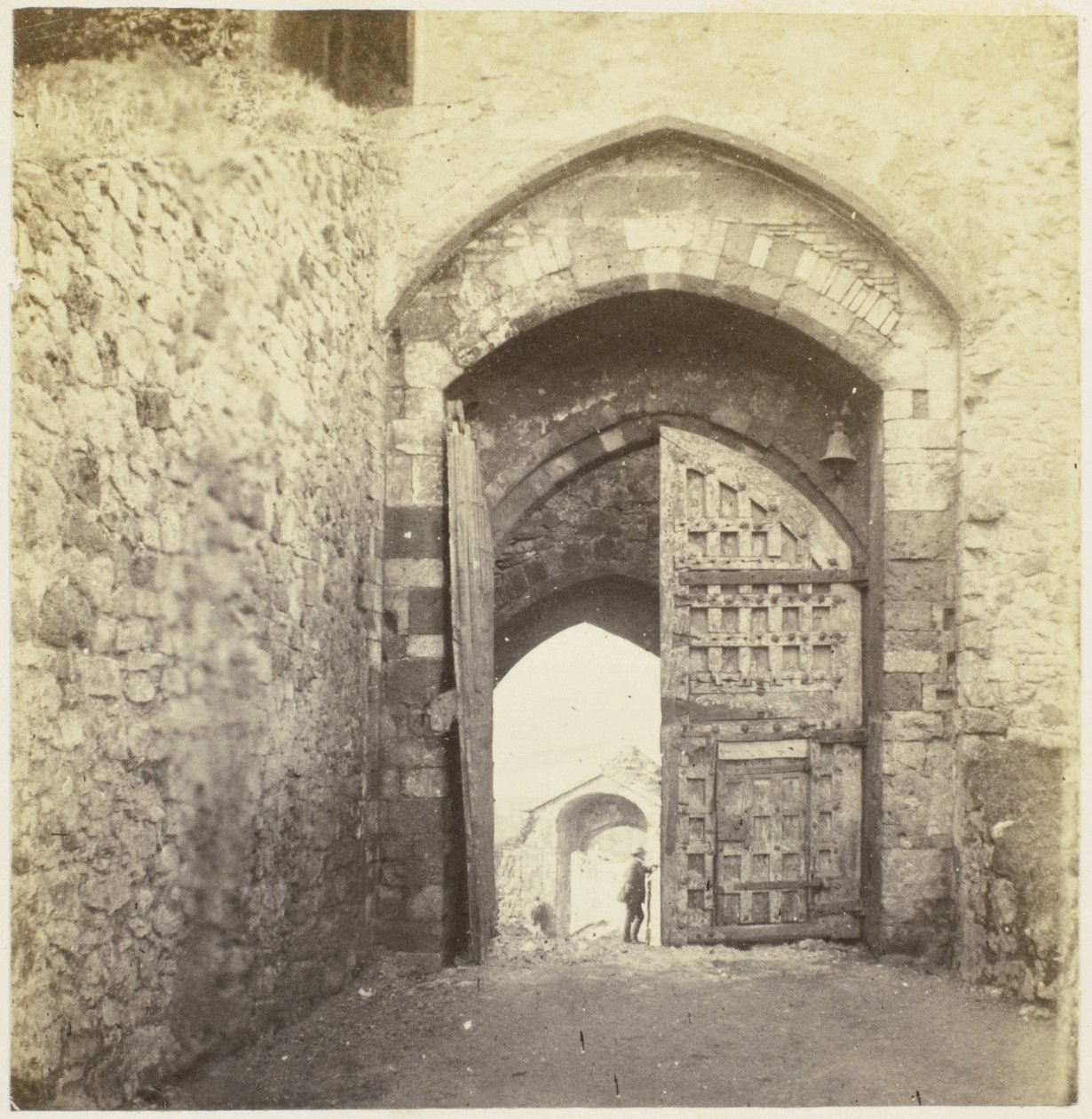 Zamek Portaal van Carisbrooke Carisbrooke; Brama (tytuł na obiekcie) autorstwa McLean and Melhuish