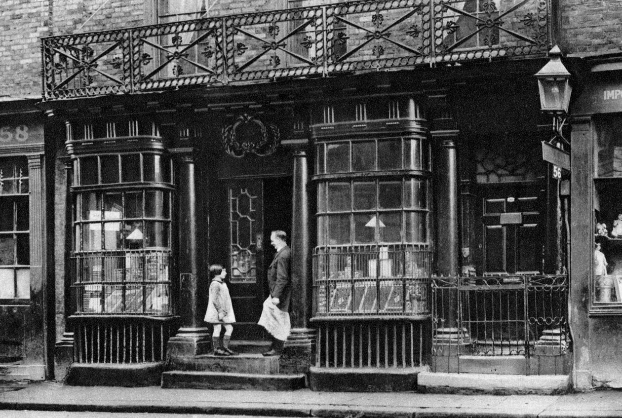 Front sklepu, Artillery Lane, niedaleko Bishopsgate, Londyn, 1926-1927. autorstwa McLeish