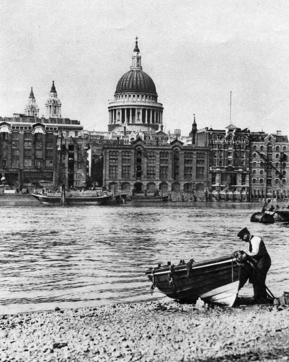 Thames waterman i jego łódź na plaży w Bankside, Londyn, 1926-1927 autorstwa McLeish