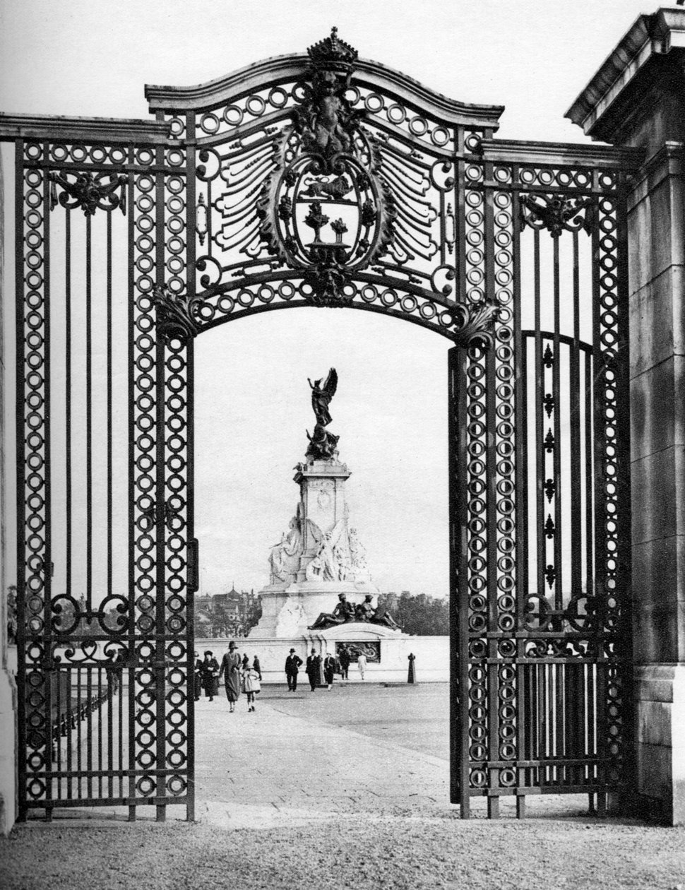 Bramy z kutego żelaza, Pałac Buckingham, Londyn, 1926-1927. autorstwa McLeish