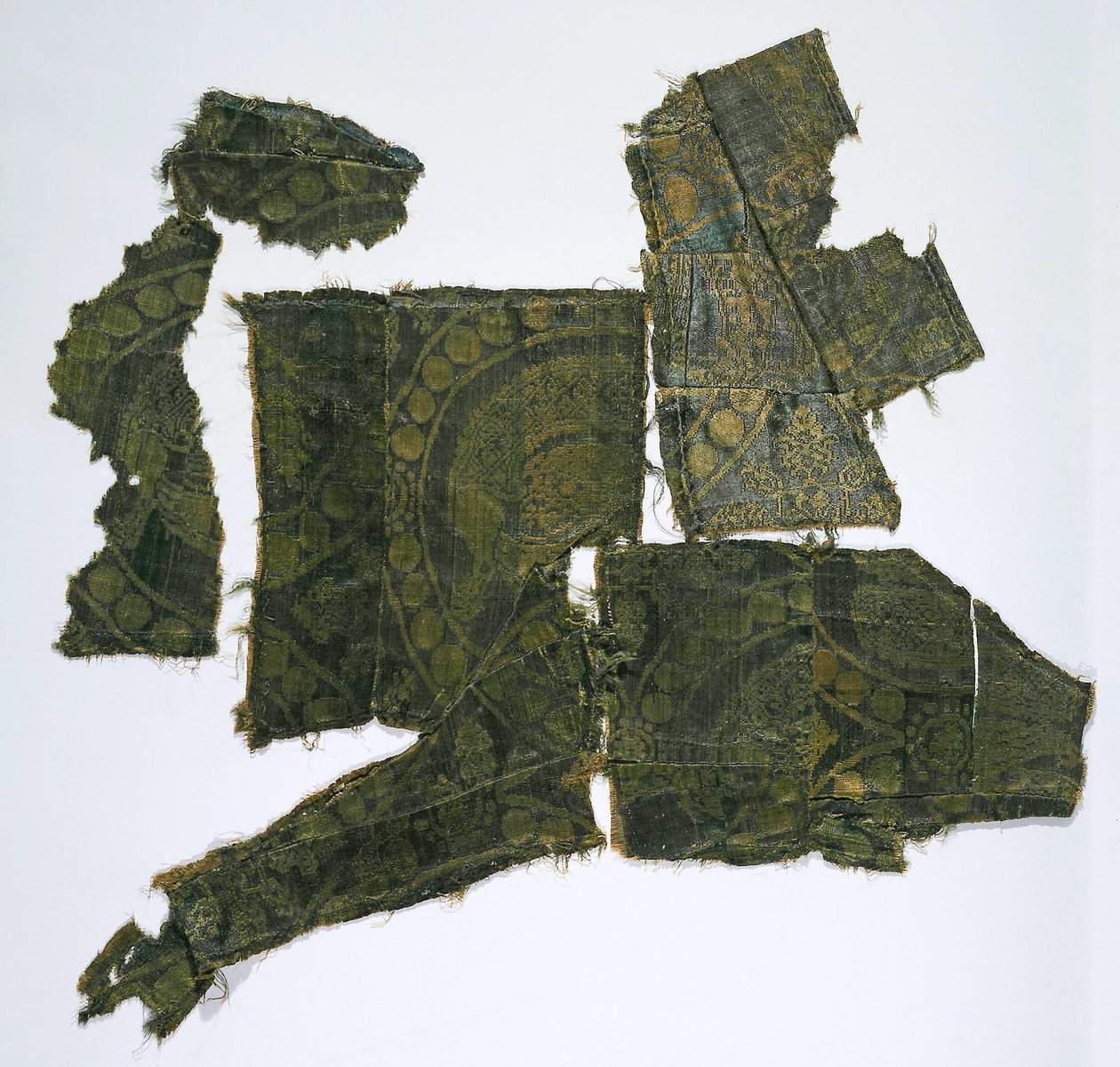 Fragmenty kaftana pokrytego jedwabną tkaniną ze wzorem Senmurv. Moshchevaya Balka pogrzeb M autorstwa Medieval Culture of the North Caucasian
