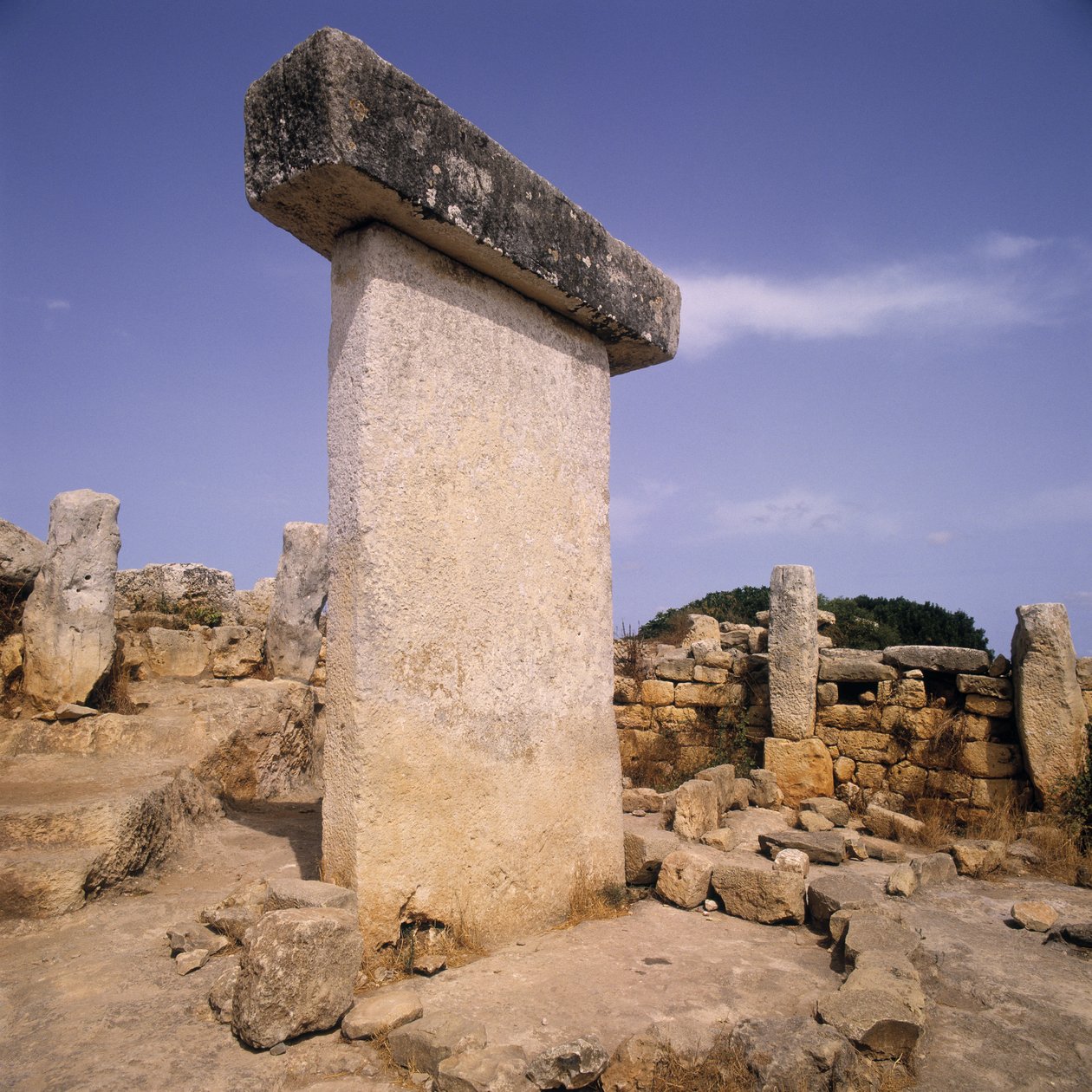 Taula na stanowisku archeologicznym na Minorce, Hiszpania autorstwa Megalithic Megalithic