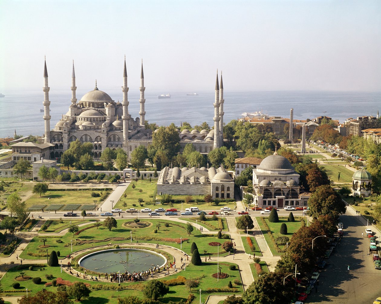 Widok na Sultan Ahmet Camii (Błękitny Meczet) zbudowany w latach 1609-16 autorstwa Mehmet Aga