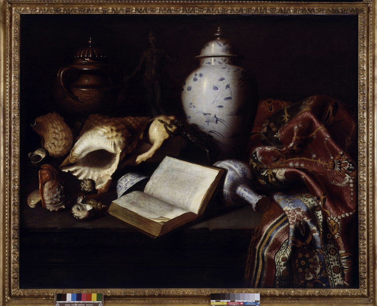 Chińskie wazony, muszle, antyczne brązy, książki i dywany (olej na płótnie) autorstwa Meiffren (c.1630 1705) Conte