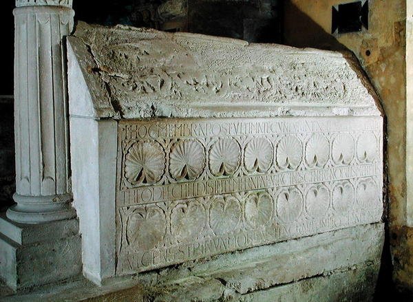 Cenotaf opatki Theodechilde w krypcie grobowej autorstwa Merovingian