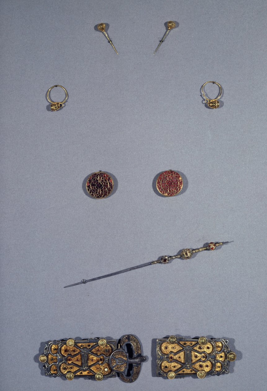 Art Merowing (Gaul): Zestaw królowej franków Arnegonde lub Aregonde (v.515-600), około 570. Żona Clotaire I (511-561). Od góry do dołu: para szpilek z filigranowego srebra i złota, para kolczyków ze srebra cloisonne, filigranowej miedzi, granatu, autorstwa Merovingian Merovingian
