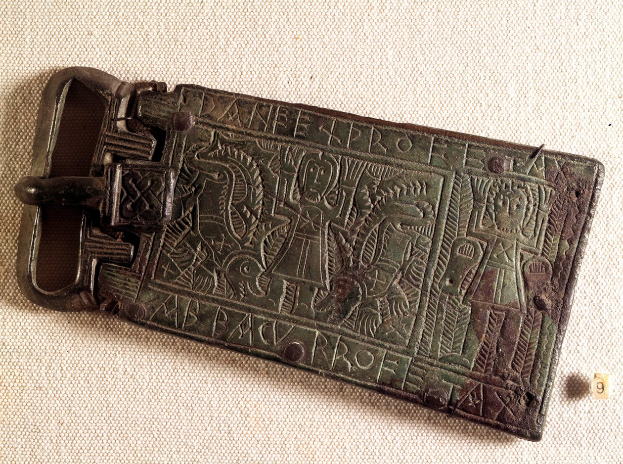 Sztuka Merowingów: Brązowa klamra pasa królestwa Burgundii (ludów barbarzyńskich) przedstawiająca Daniela w jamie lwów. 550-626. Od Franche-Comte. Narodowe Muzeum Archeologiczne, Saint Germain en Laye autorstwa Merovingian Merovingian