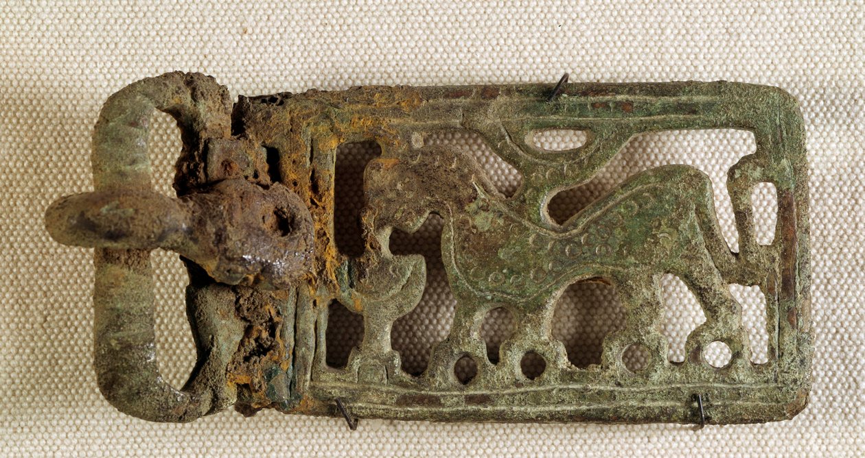 Sztuka Merowingów: klamra paska przedstawiająca fantastyczne zwierzę. Gal VI wiek. Narodowe Muzeum Archeologiczne Saint Germain en Laye autorstwa Merovingian Merovingian