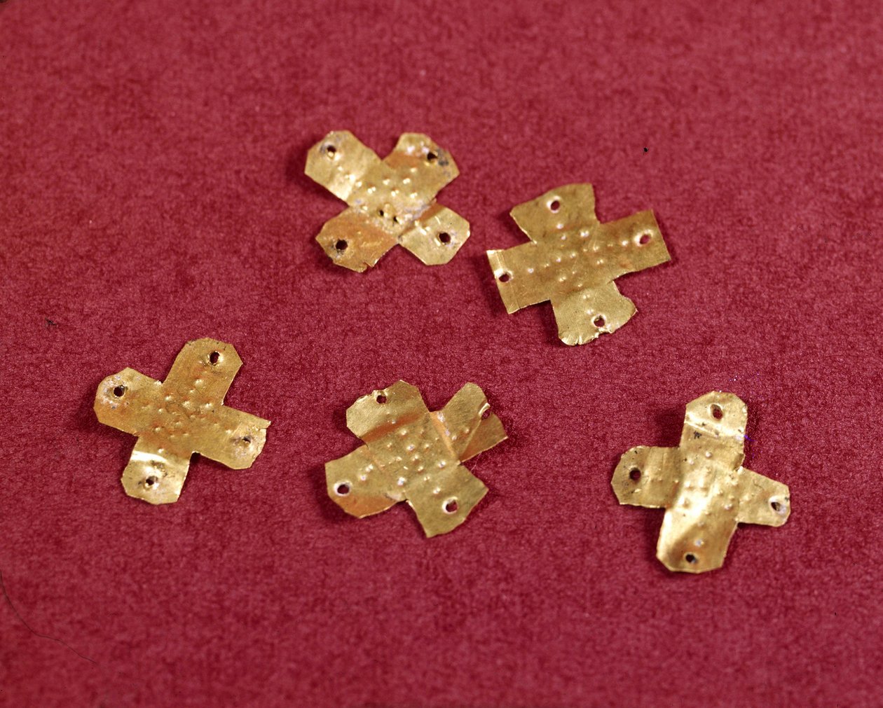 Sztuka Merowingów: małe krzyżyki ze złota. VI wiek. Muzeum Archeologii Narodowej Saint Germain en Laye autorstwa Merovingian Merovingian