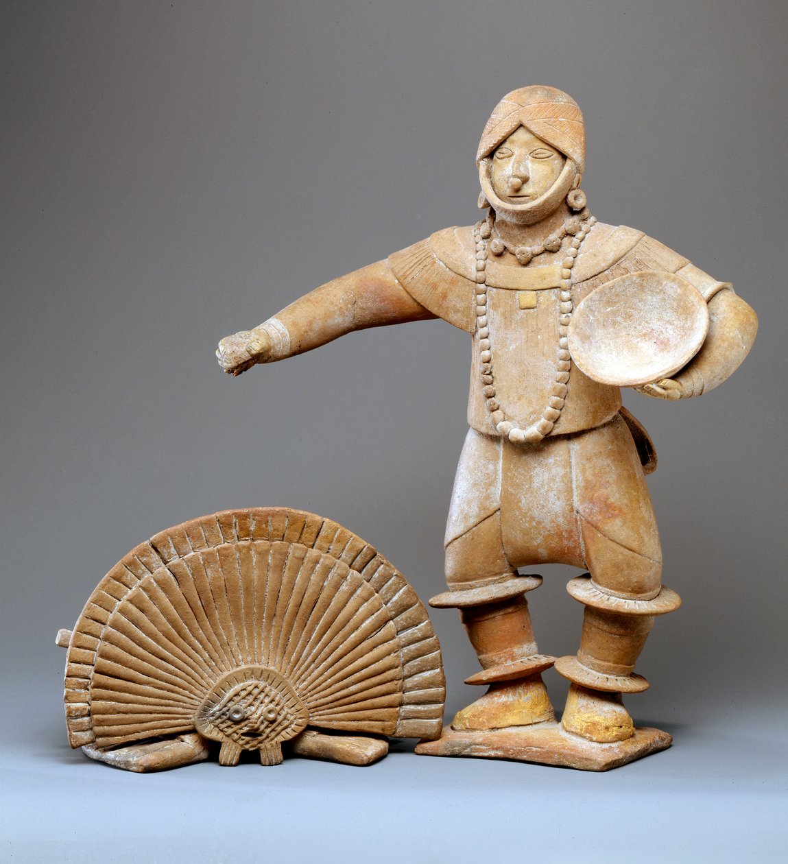 Tancerka z nakryciem głowy (ceramika gliniana) (zob. także 422923) autorstwa Mesoamerican