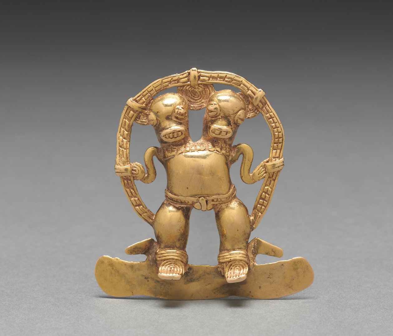 Dwugłowa zawieszka z postacią, ok. 1900 r. 700-1550 (odlew i kute złoto) autorstwa Mesoamerican Mesoamerican
