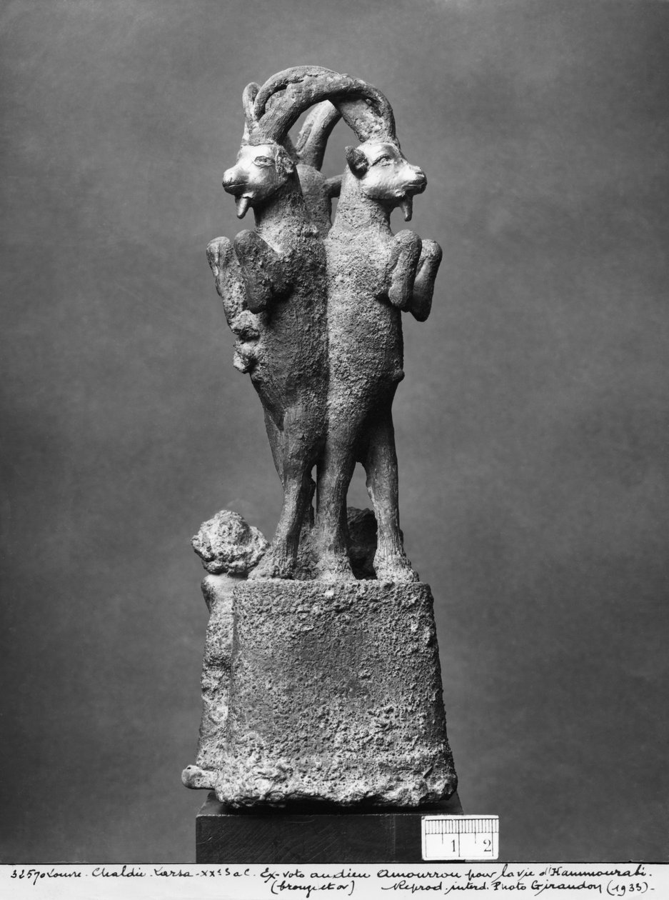Stojak na kubek złożony z trzech koziorożców, widok z tyłu, ok. 1750 pne (brąz i złoto) (patrz także 286953) autorstwa Mesopotamian