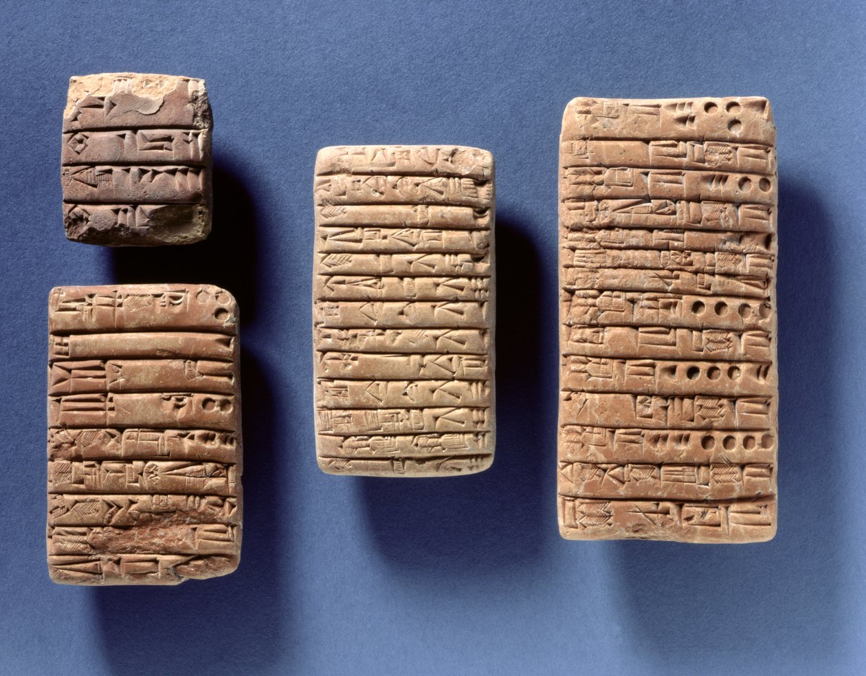 Cztery tablice rejestrujące kontrakty, akadyjski, ok. 2400-2200 p.n.e. (wypiekana glina) autorstwa Mesopotamian