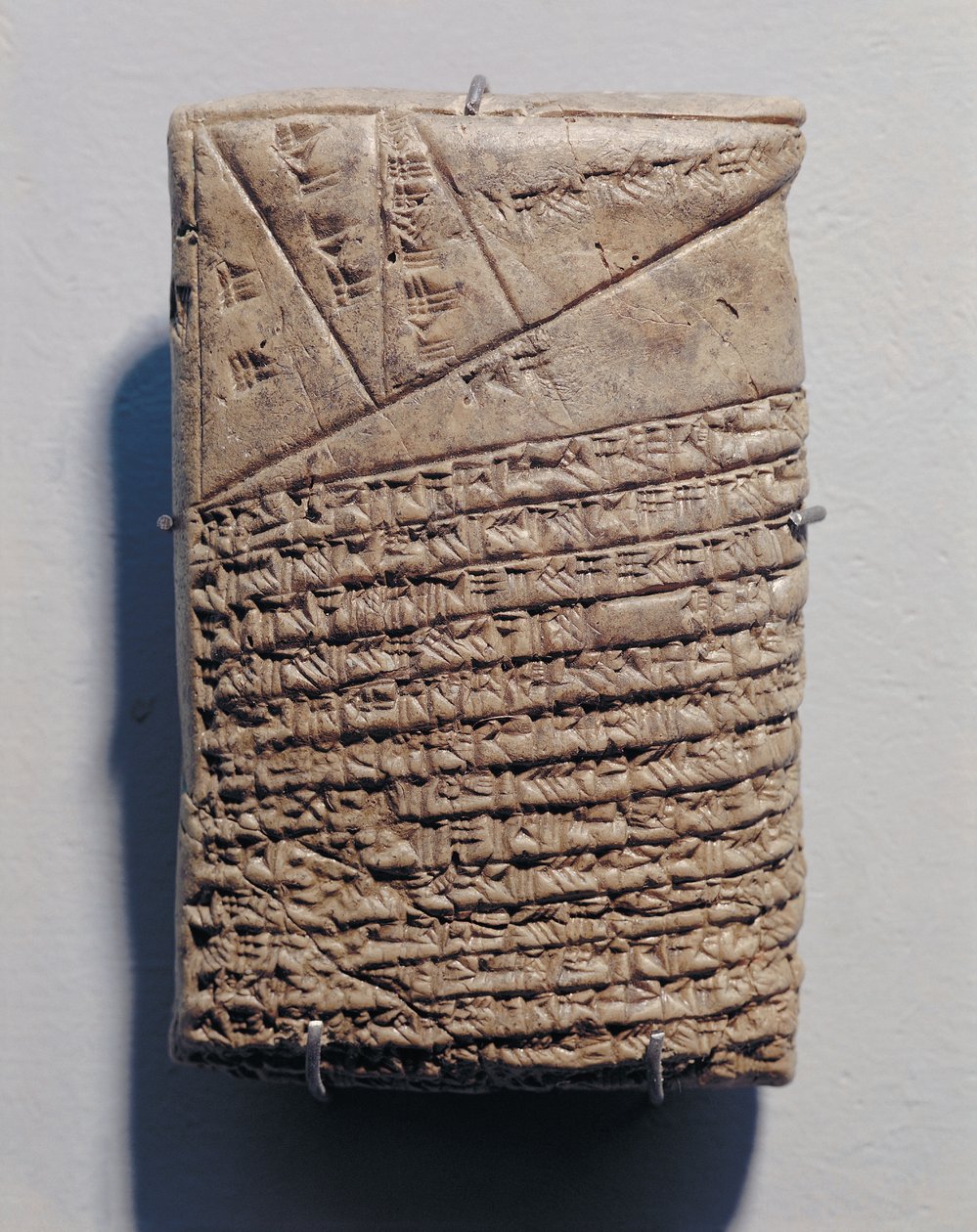 Tabliczka z czternastoma wierszami tekstu matematycznego pismem klinowym i wzorem geometrycznym autorstwa Mesopotamian