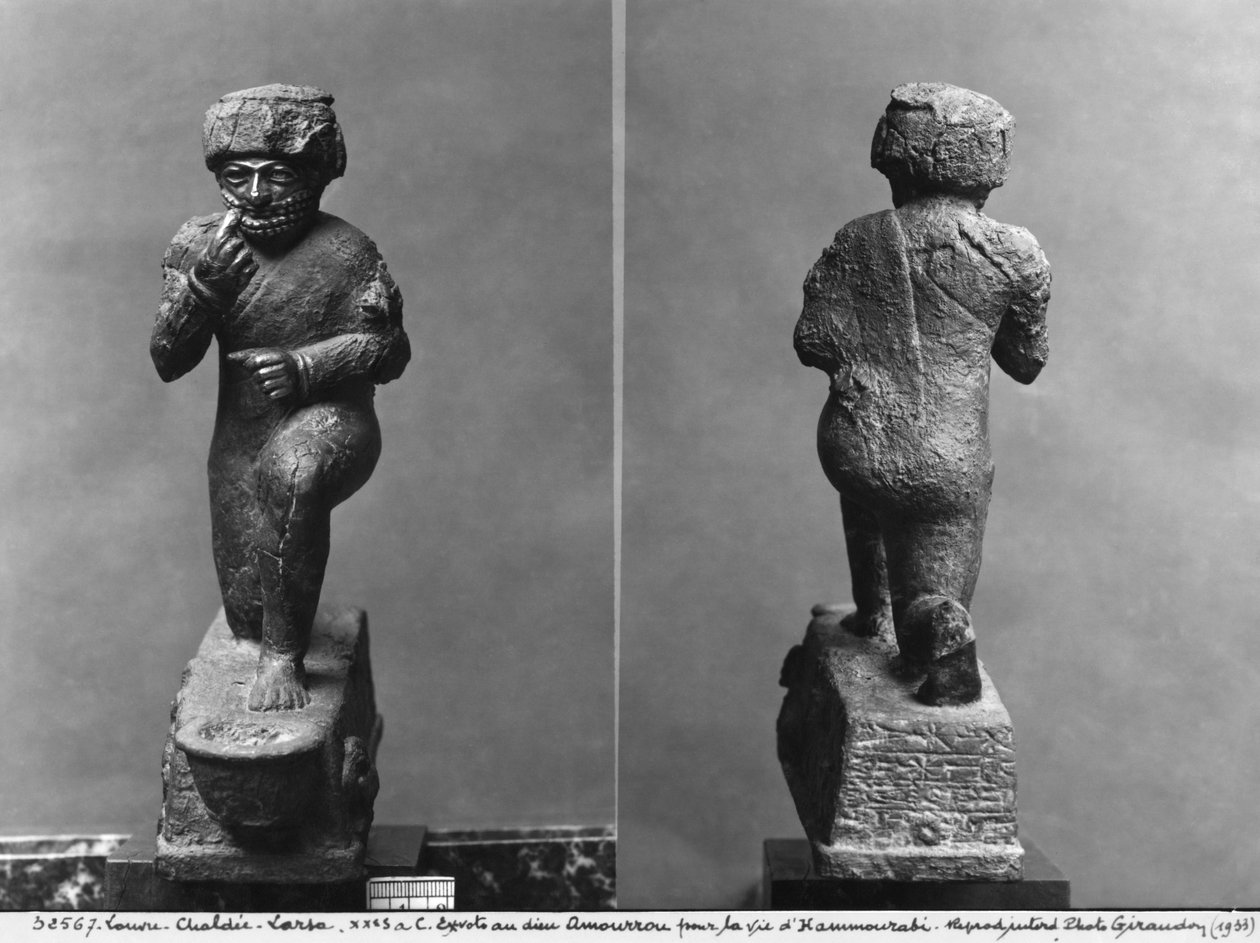 Czciciel Larsy, widok z przodu iz tyłu, znany również jako król Hammurabi modlący się przed świętym drzewem, ok. 1750 pne (brąz i złoto) (patrz także 286951) autorstwa Mesopotamian