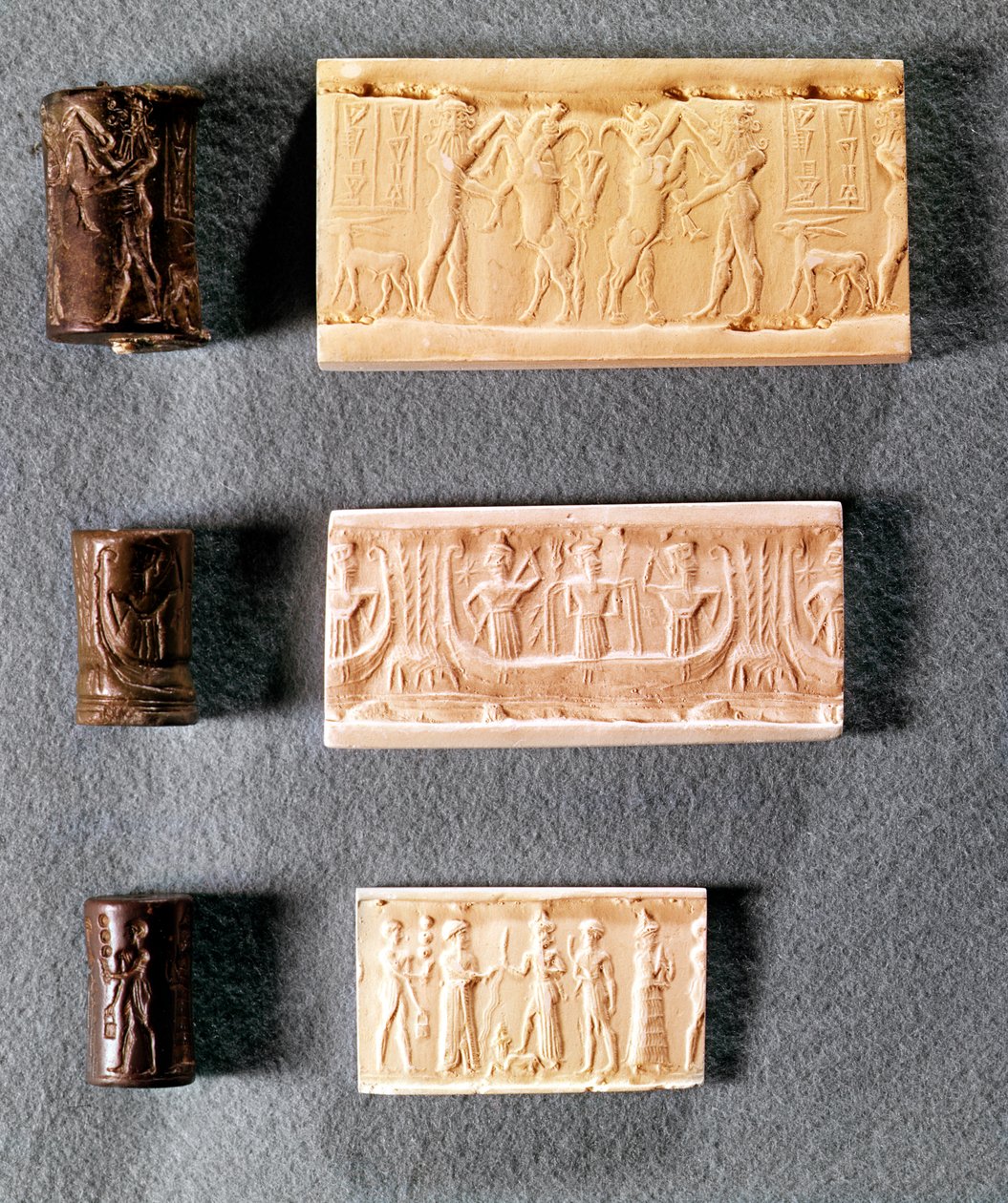Trzy pieczęcie cylindryczne z wyciskami, I tysiąclecie pne (metal i gips) autorstwa Mesopotamian