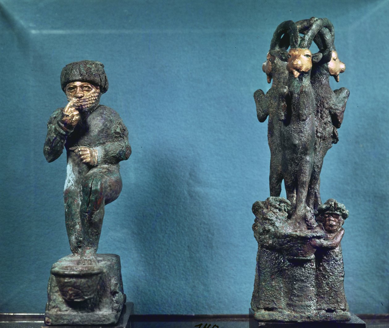 Hammurabi modlący się przed świętym drzewem i świętym drzewem utworzonym z trzech kóz, z Larsy w południowej Mezopotamii, ok. 1750 pne (brąz i złoto) autorstwa Mesopotamian