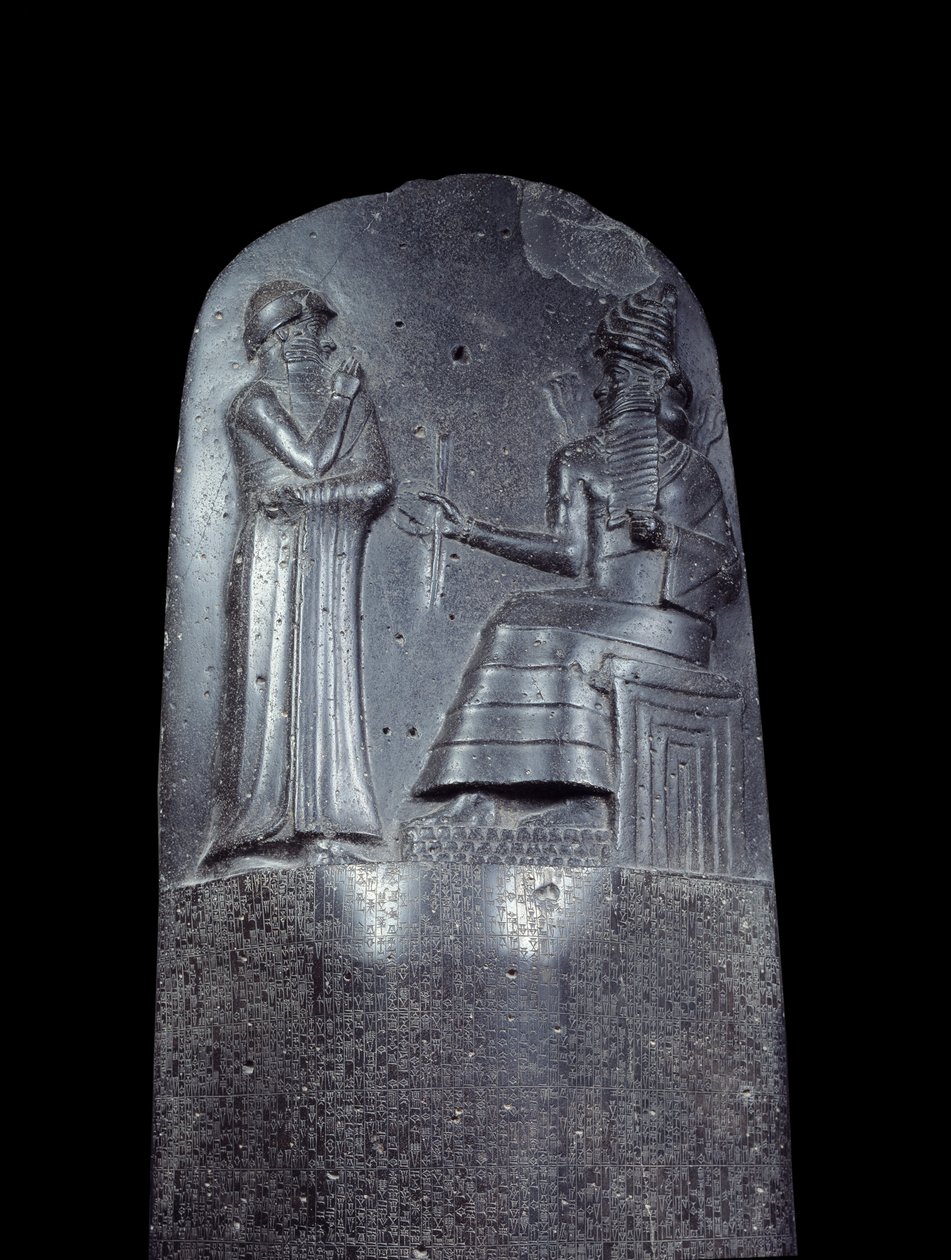 Mezopotamie: stela w diorycie Kodeksu Praw Hammurabiego (lub Hammourabiego). Jest pokryta napisami klinowymi, a na górze król Hammurabi stoi przed bogiem słońca Mezopotamii, Szamaszem, bóstwem Sprawiedliwości. Jest to jeden z najstarszych dzieł sztuki autorstwa Mesopotamian