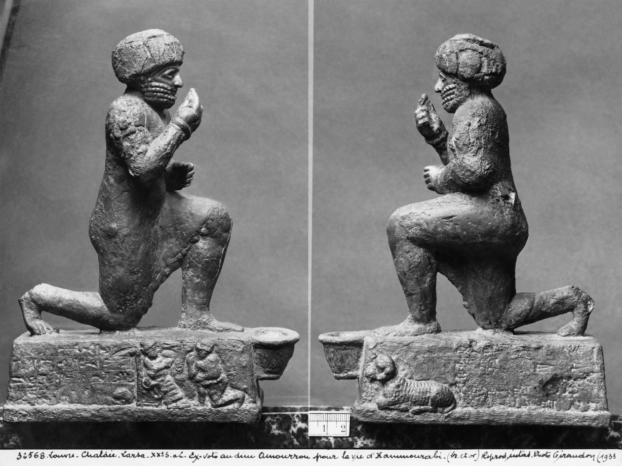 Czciciel z Larsy, widok z profilu, znany także jako król Hammurabi modlący się przed świętym drzewem, ok. 1750 p.n.e. (brąz i złoto) (zob. także 286952) autorstwa Mesopotamian