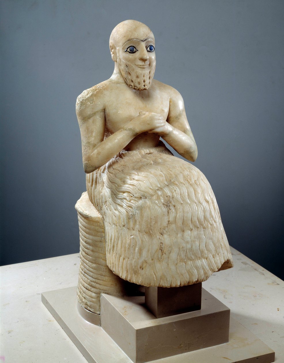 Sztuka Mezopotamii: Statua Intendenta Ebiha-ila. Rzeźba albastra, muszli, lapis-lazuli i łupka, ok. 2500 pne (okres sumeryjski, ok. 2900-2200 pne). Od Mari. Wysokość: 0,525m. autorstwa Mesopotamian Mesopotamian