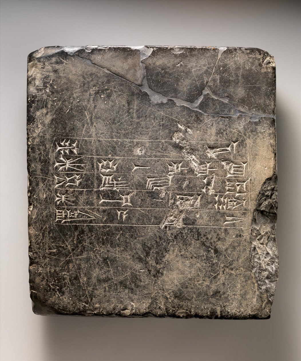 Kasycka tabliczka klinowa z sumeryjską inskrypcją dedykacyjną(?) z Ekur, ok. XVI–XV w. p.n.e. (czarny marmur) autorstwa Mesopotamian Mesopotamian