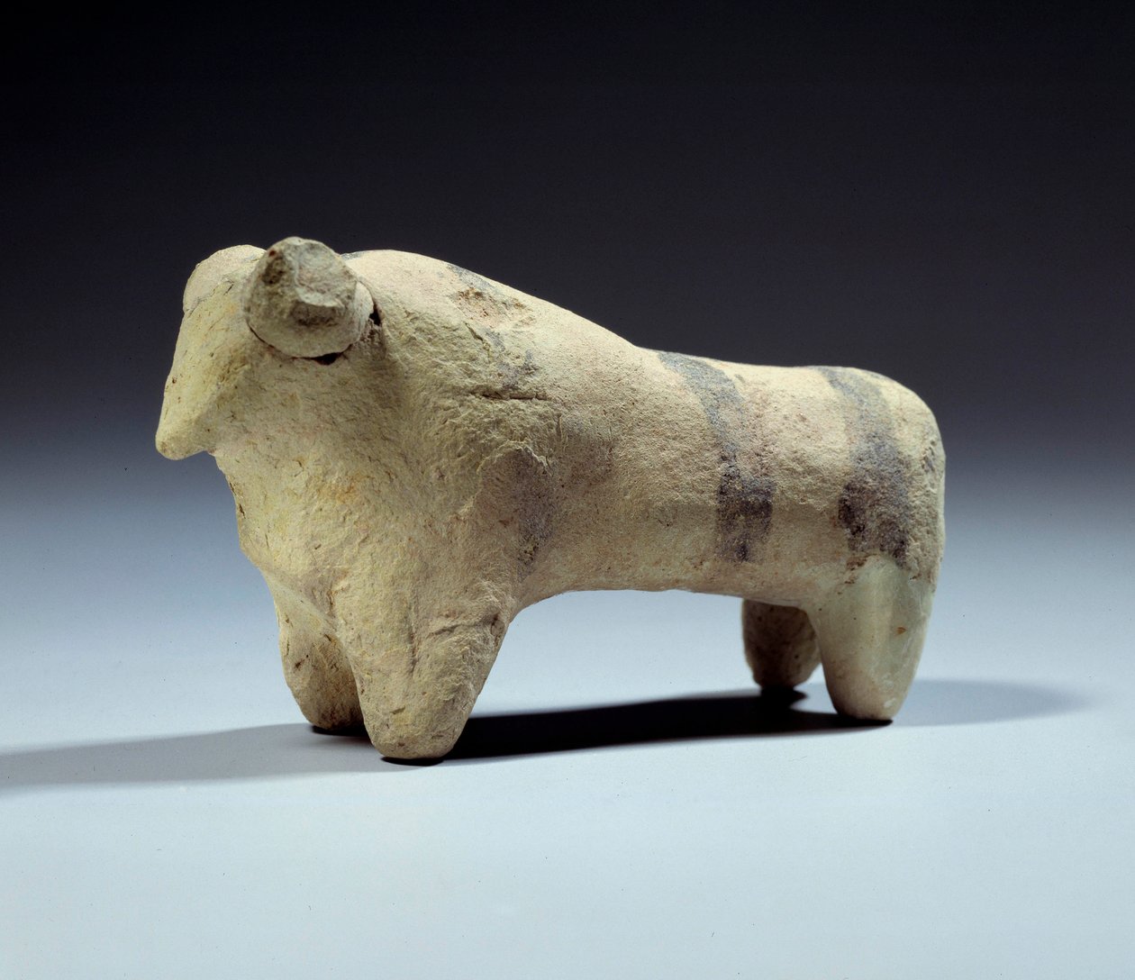 Medopotamie: statuetka byka z terakoty z malowanymi paskami. Okres Obeidów (5000-4000 p.n.e.) 4700-4200 p.n.e. Paryż, Luwr autorstwa Mesopotamian Mesopotamian