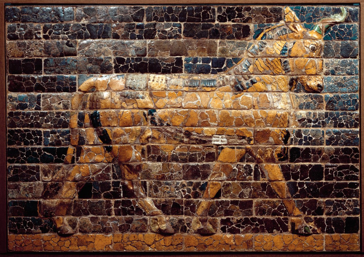 Mezopotamia: „”byk w ruchu”””. Emaliowane płytki z Bramy Isztar. Babilon (Irak) w czasach króla Nabuchodonozora II. Narodowe Muzeum Iraku Irak autorstwa Mesopotamian Mesopotamian