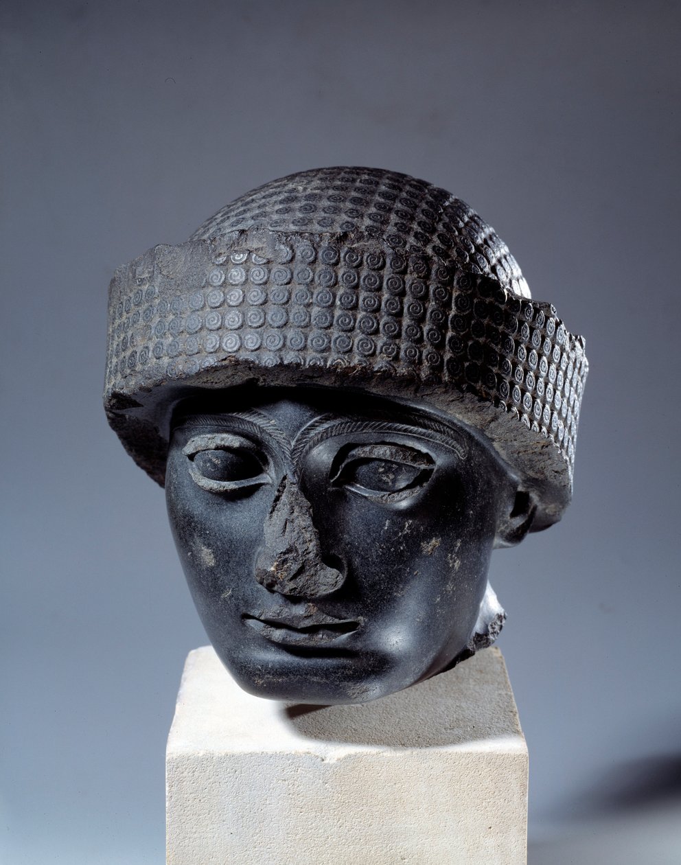Mezopotamia: głowa w diorycie bez inskrypcji Gudei, gubernatora miasta Lagasz. Około 2120 pne. Okres neosumeryjski (ok. 2150-2000 p.n.e.). Paryż, Luwr autorstwa Mesopotamian Mesopotamian