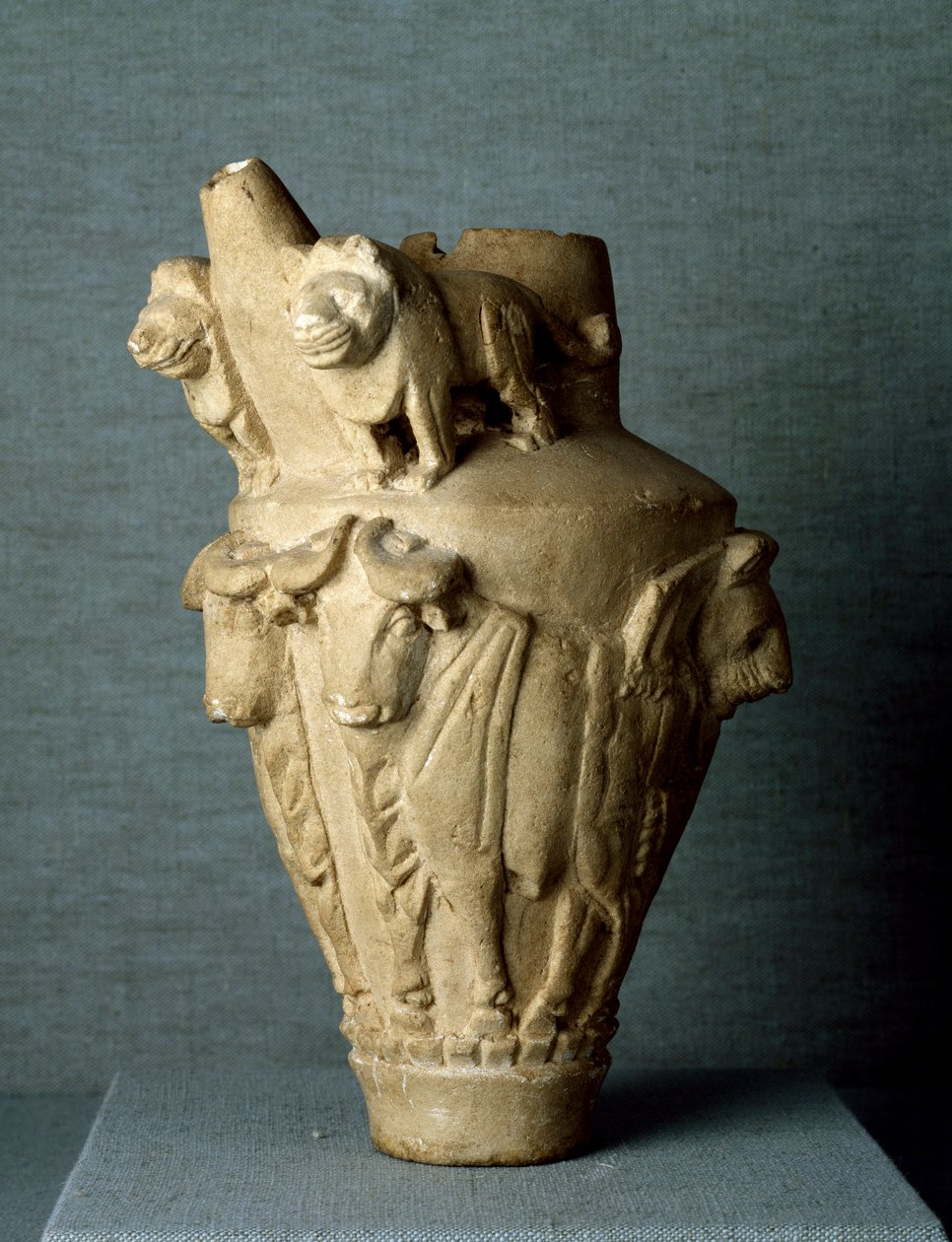 Sztuka mezopotamska: rytualny wapień wapienny z bykami i lwami. Słońce. h. 30,2 cm Od miejsca Uruk (lub Uruk), Irak. Bagdad, Muzeum Archeologiczne autorstwa Mesopotamian Mesopotamian