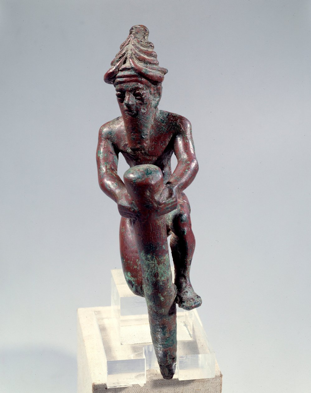 Mezopotamia: miedziana figura podłogowa przedstawiająca boga wpychającego gwóźdź. Około 2150 pne. Od Tello. Paryż, Luwr autorstwa Mesopotamian Mesopotamian