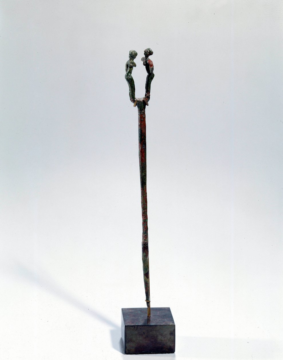 Sztuka Wschodu: przypnij głowę z dwoma postaciami. Obiekt z brązu, około 3300 - 3200 pne (okres Urik, Mezopotamia). Od Tello. Wysokość 18 cm. Paryż, Musee du Louvre autorstwa Mesopotamian Mesopotamian