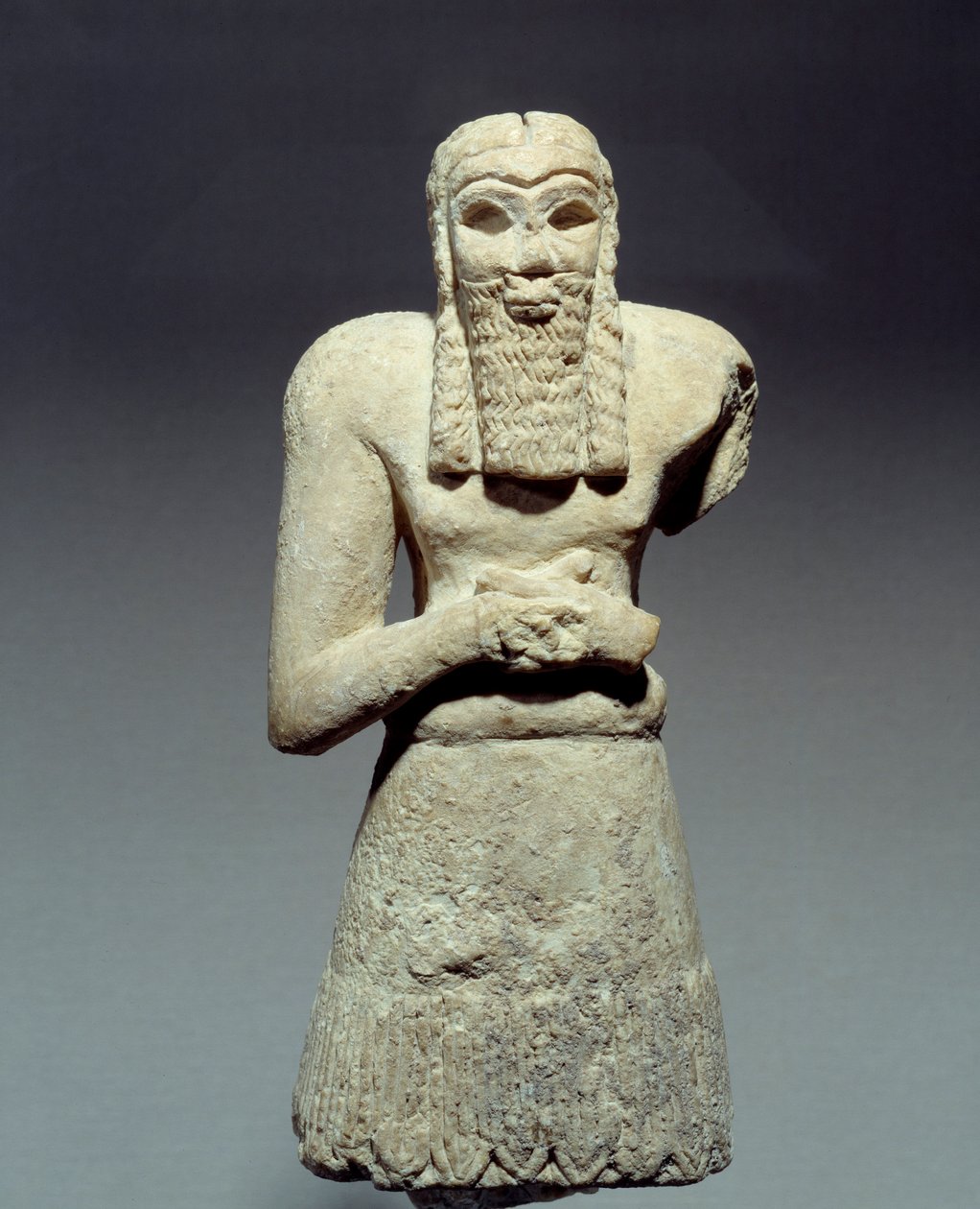 Orientalne antyki: statuetka z wapienia z orantu ślubowana księciu Ginakowi. Mezopotamia. 2750 pne. Słońce 0,26 m Paryż, Musee du Louvre autorstwa Mesopotamian Mesopotamian