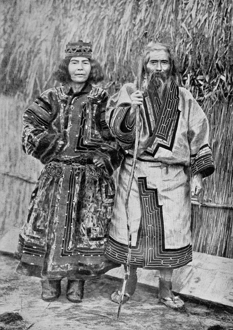 Para Ainu przed tradycyjnym domem Ainu, w chacie krytej trzciną, koniec XIX wieku (zdjęcie bw) autorstwa Messrs. Kajima and Suwo
