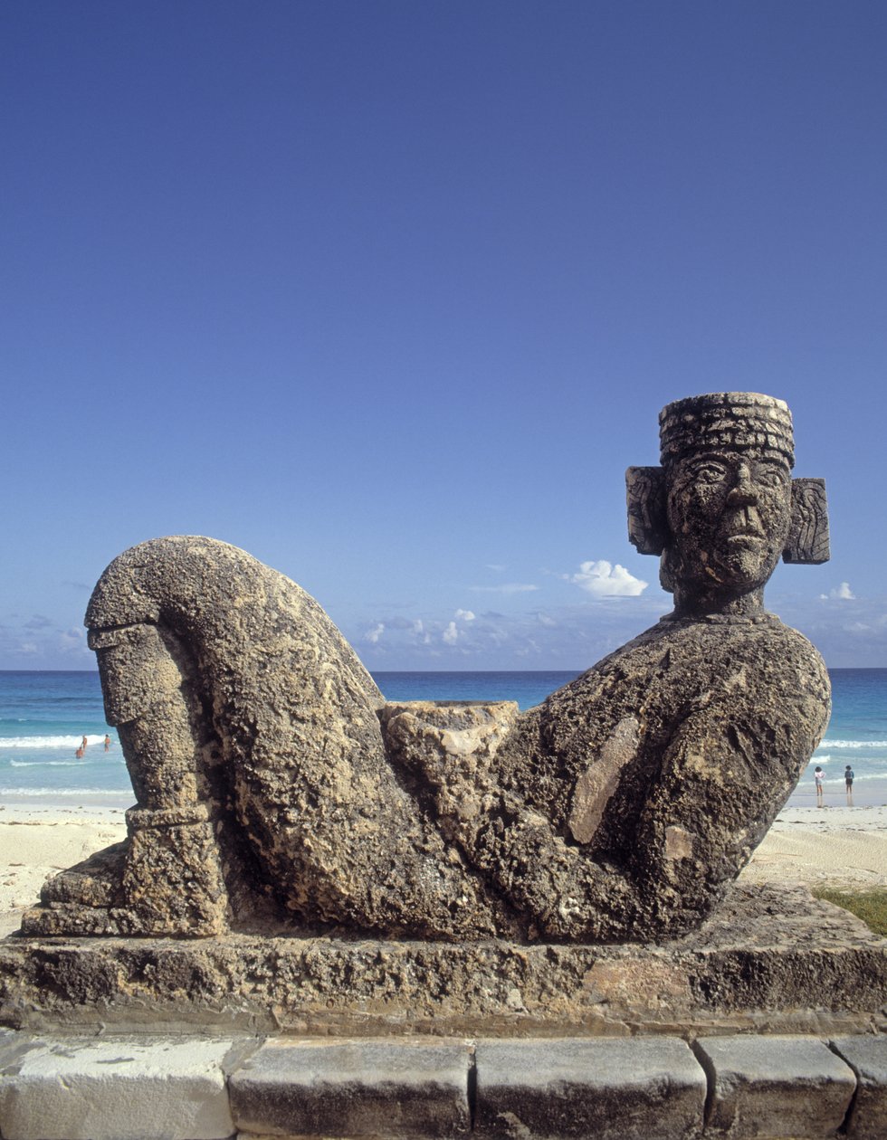 Kopia posągu Chac-Moola z Chichen-Itza na Jukatanie, ok. 987-1185 pne (wapień) autorstwa Mexican School