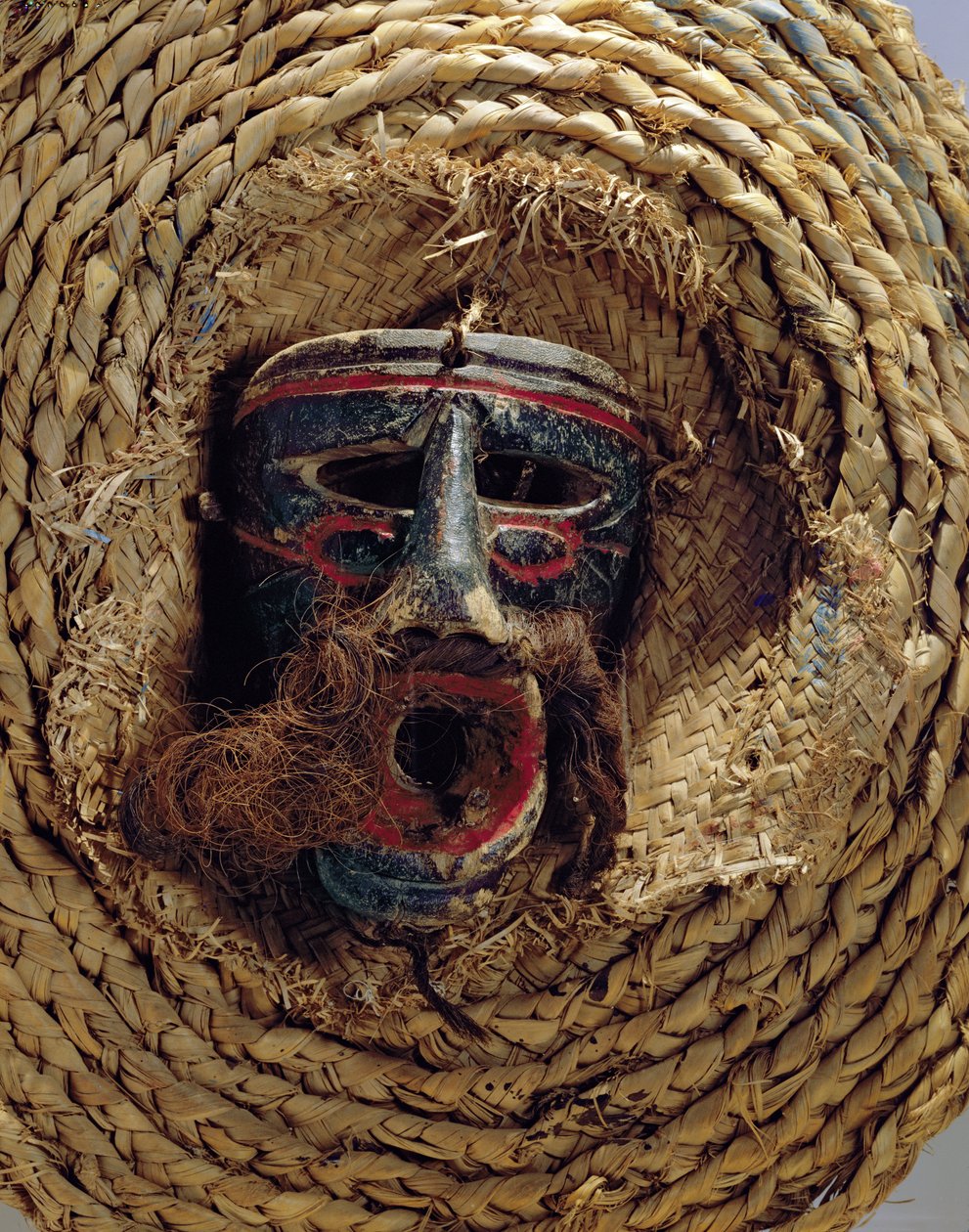 Maska kostiumowa na obchody dorocznego meksykańskiego festiwalu Guelaguetza (drewno i pleciona słoma) autorstwa Mexican School