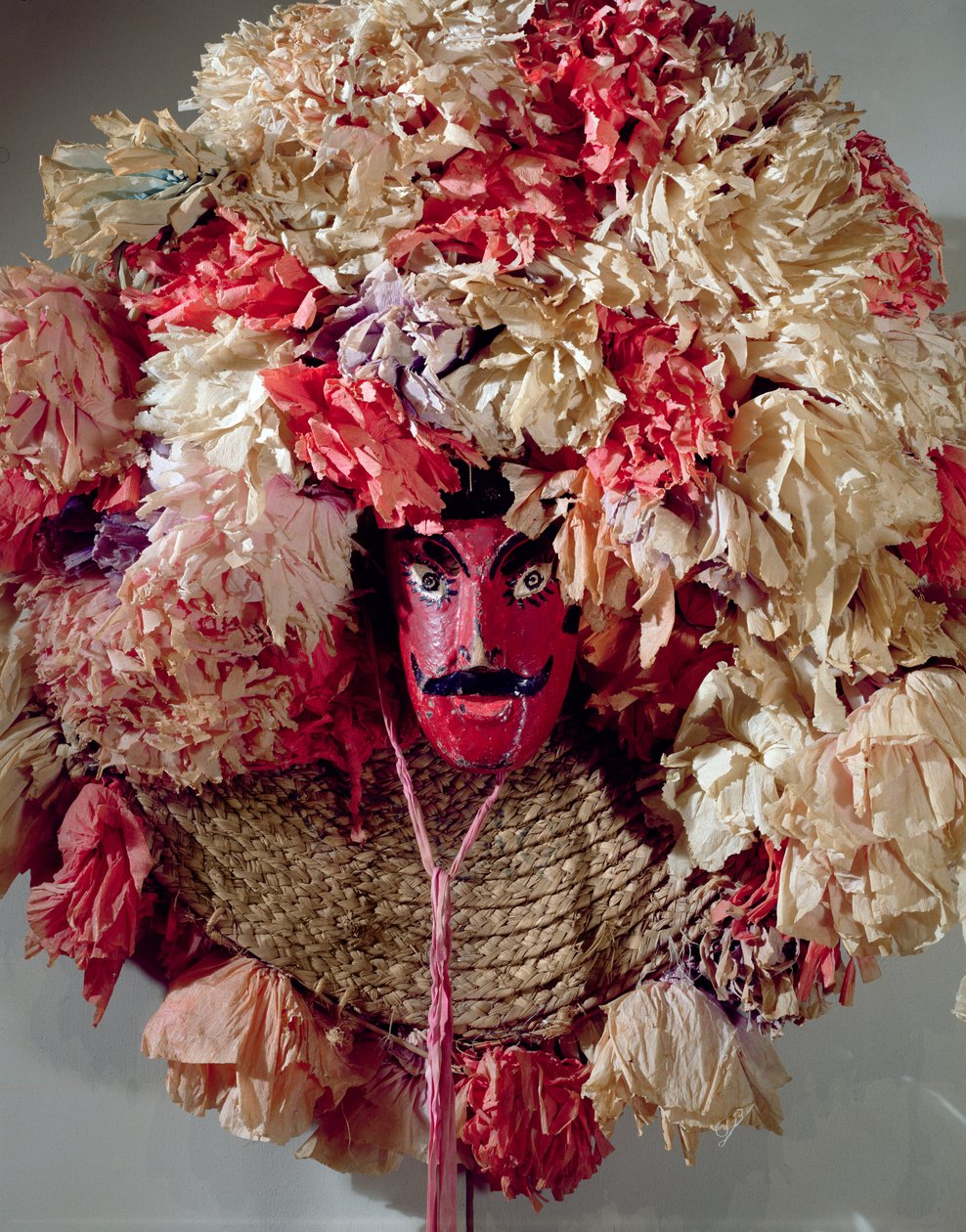 Maska kostiumowa na obchody dorocznego meksykańskiego festiwalu Guelaguetza (drewno, pleciona słoma i papier) autorstwa Mexican School