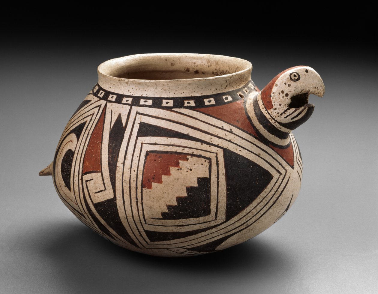 Miska na ara Mogollon, okres Tardio, 1300-50 (ceramiczne naczynia z polichromowanym obrazem poślizgowym) autorstwa Mexican School