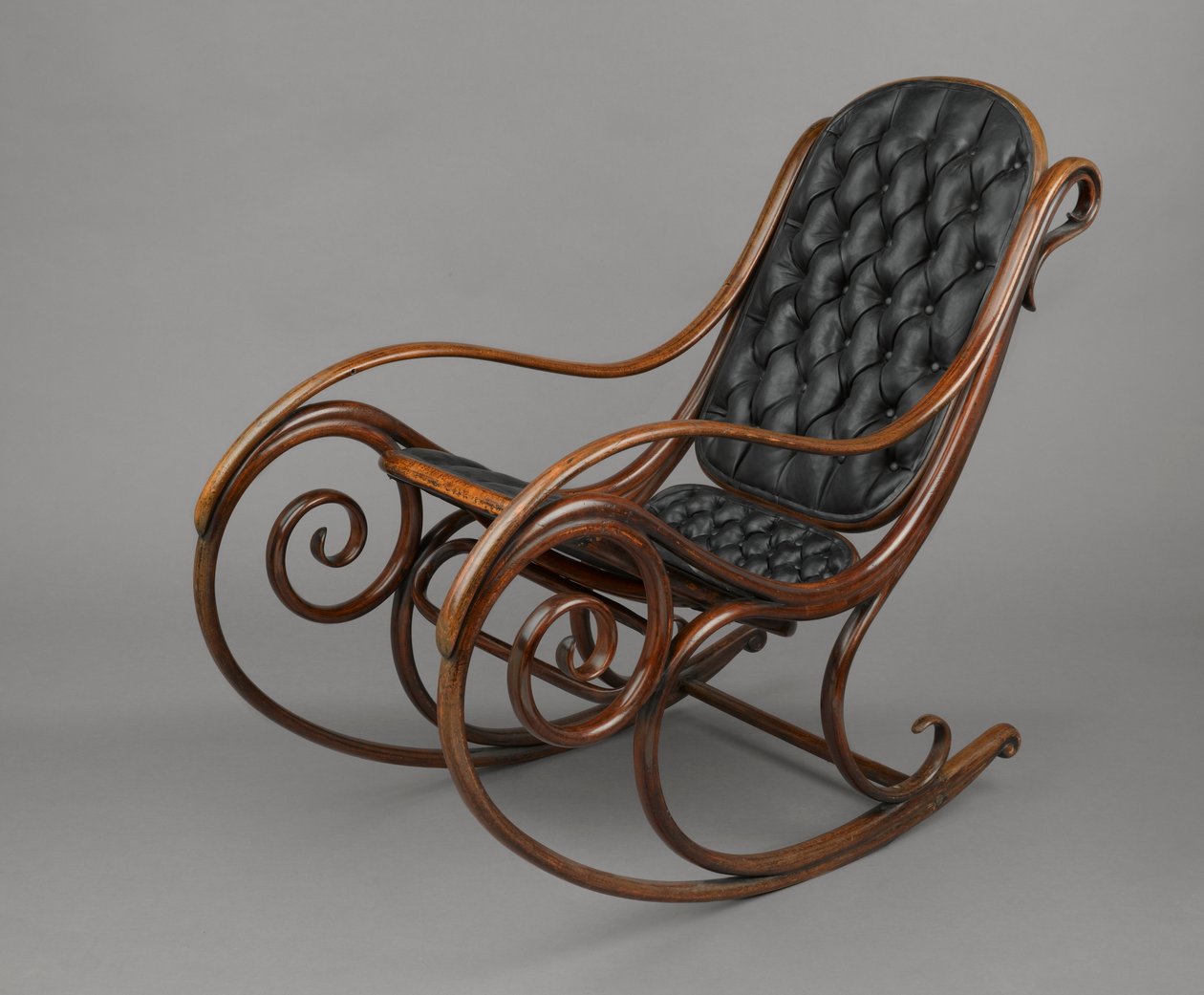 Fotel bujany, model nr 1, zaprojektowany ok. 1860 r., wyprodukowany ok. 1900 r. (miedziany buk i skóra) autorstwa Michael Thonet