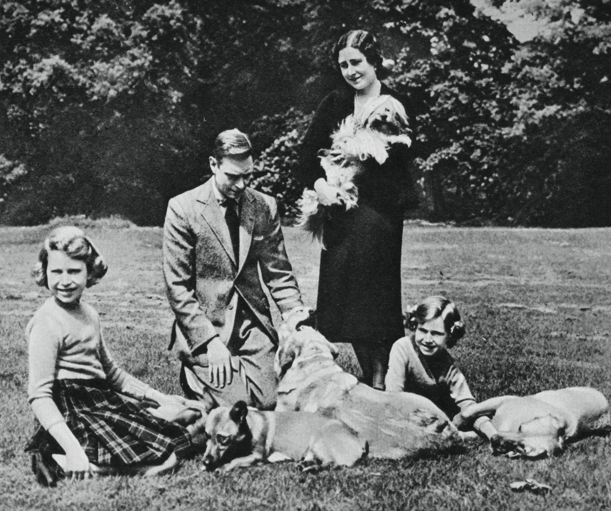 Rodzina królewska jako szczęśliwa grupa miłośników psów, 1937. autorstwa Michael Chance