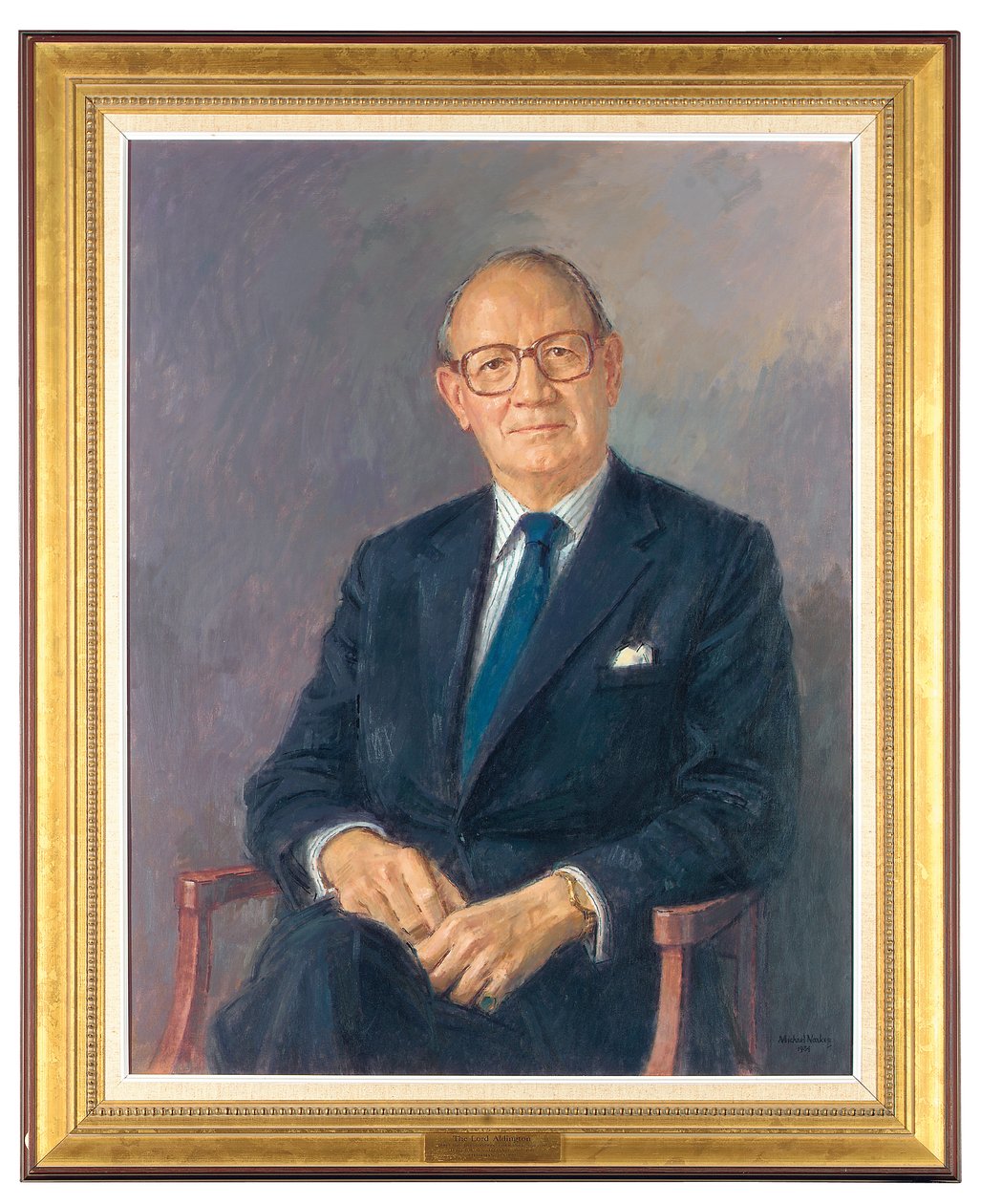 Portret Lorda Aldingtona siedzącego w ciemnym garniturze autorstwa Michael Noakes