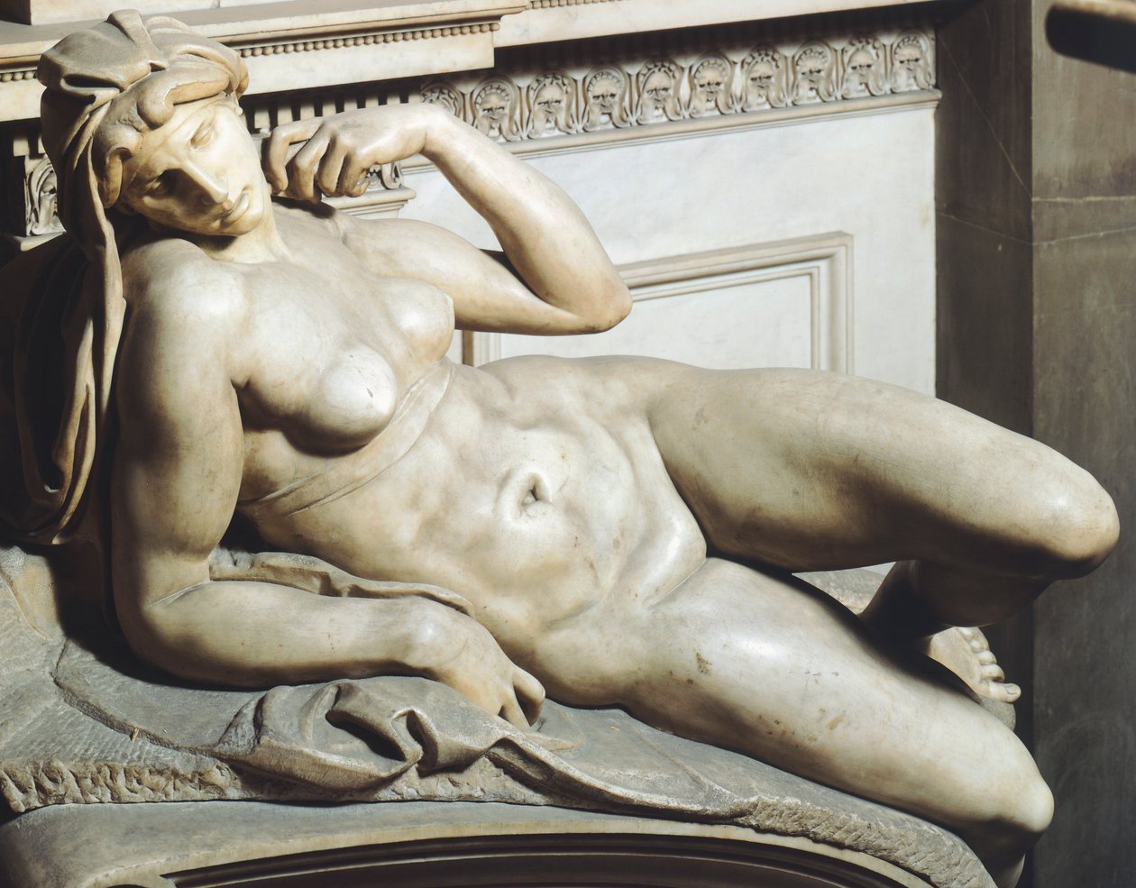 Świt (Aurora), z grobu Wawrzyńca Medyceusza autorstwa Michała Anioła (1475-1564), marmurowa rzeźba, Kaplica Medyceuszy kościoła San Lorenzo, Florencja, Toskania autorstwa Michelangelo Buonarroti