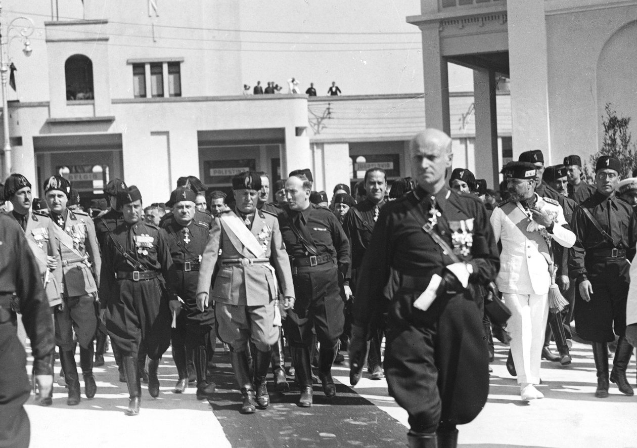 Mussolini na otwarciu V Festiwalu Levante w Bari, 6.09.1934 (zdjęcie czarno-białe) autorstwa Michele Ficarelli