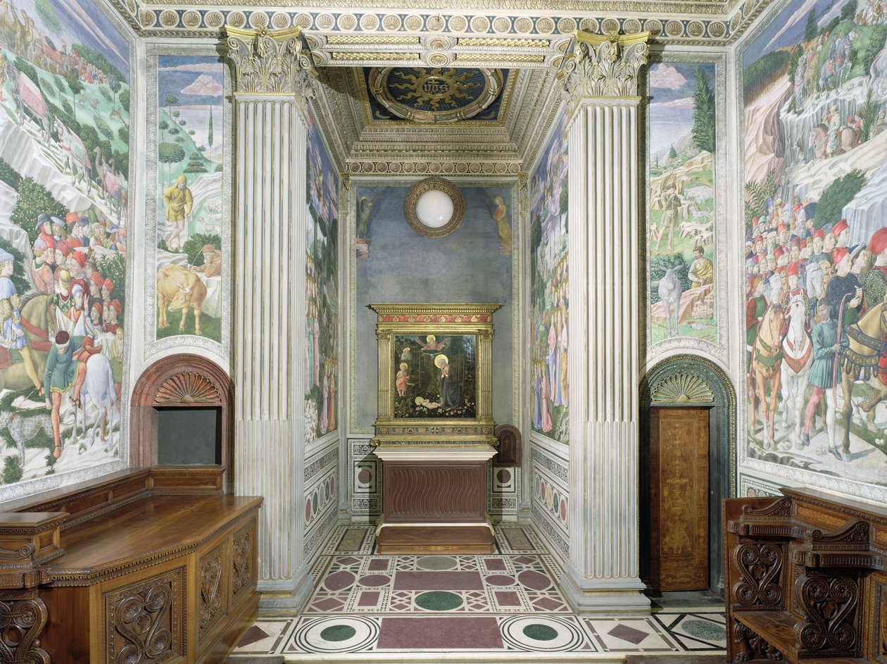 Wnętrze kaplicy z freskami Benozzo Gozzoli (1420-97) ok. 1460 r. autorstwa Michelozzo di Bartolommeo