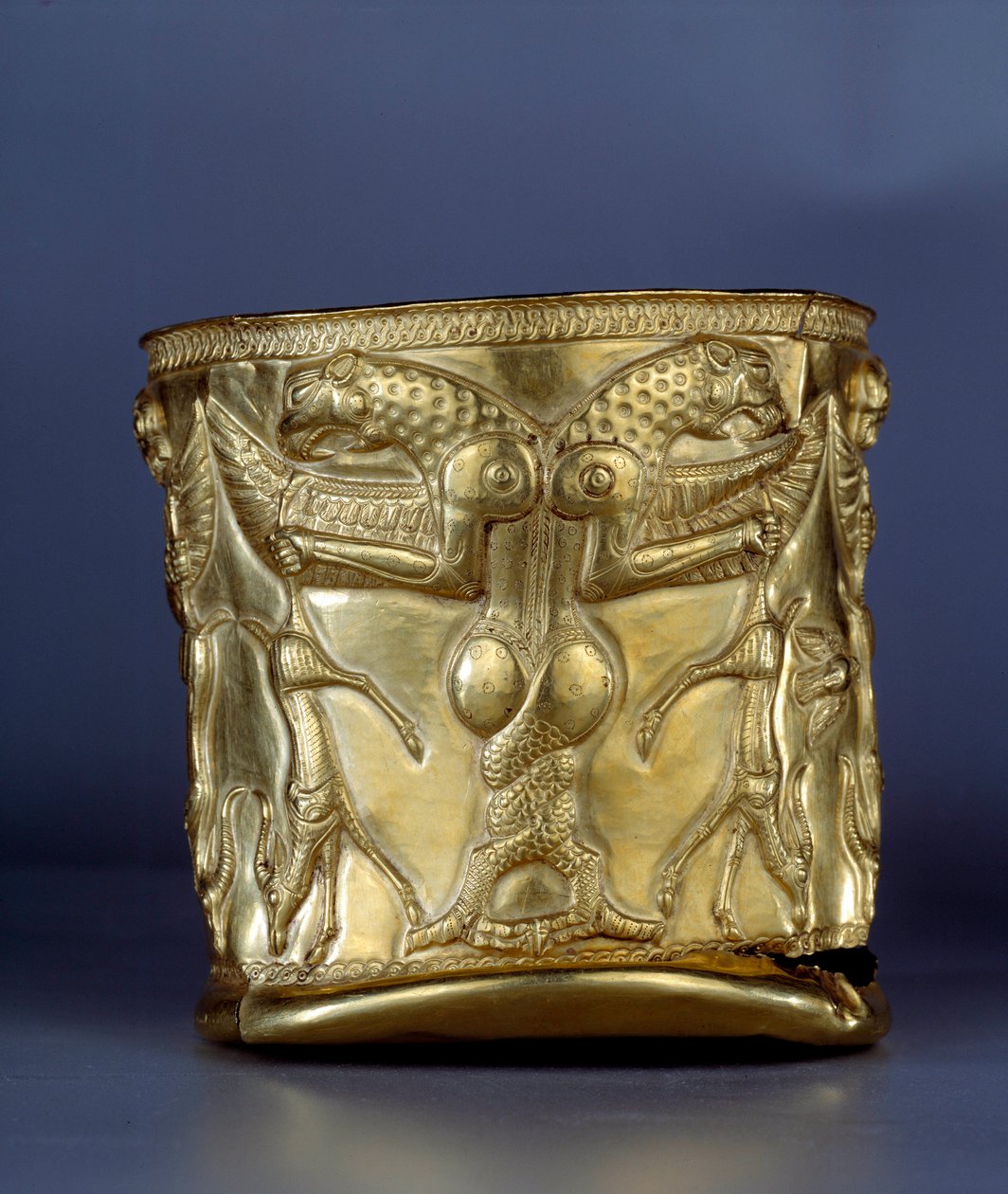 Ancient Art Oriental: Kielich Electrum przedstawiający potwora z przeplecionymi szklarniami, około 1200 pne. Z północnego Iranu. Paryż, Musee du Louvre autorstwa Middle Elamite Period