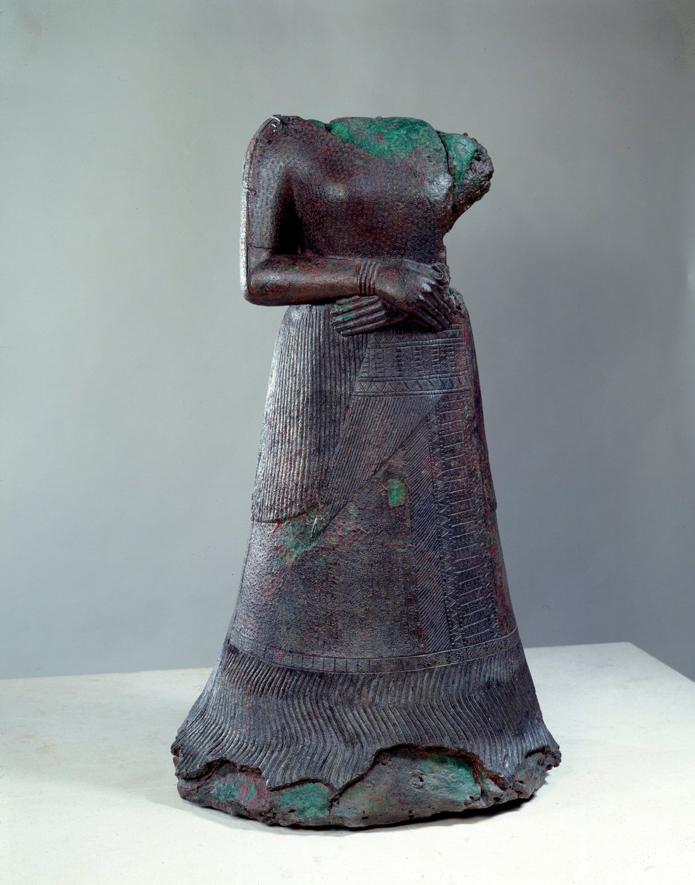 Cywilizacja elamicka: brązowy posąg królowej Napir Asu z elamickim napisem. 1250 pne. Ze strony Suzy w Iranie. Słońce 1,29x0,73 m Paryż, musee du Louvre autorstwa Middle Elamite Period