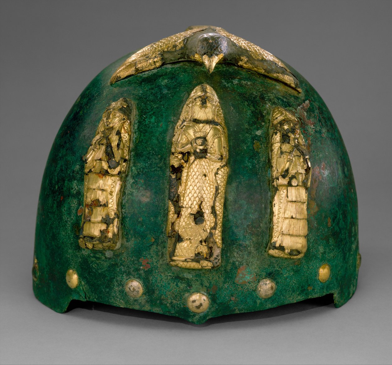 Hełm z boskimi postaciami pod ptakiem z rozpostartymi skrzydłami, ok. 1500-1100 pne (brąz, złota folia na bitumie) autorstwa Middle Elamite Period