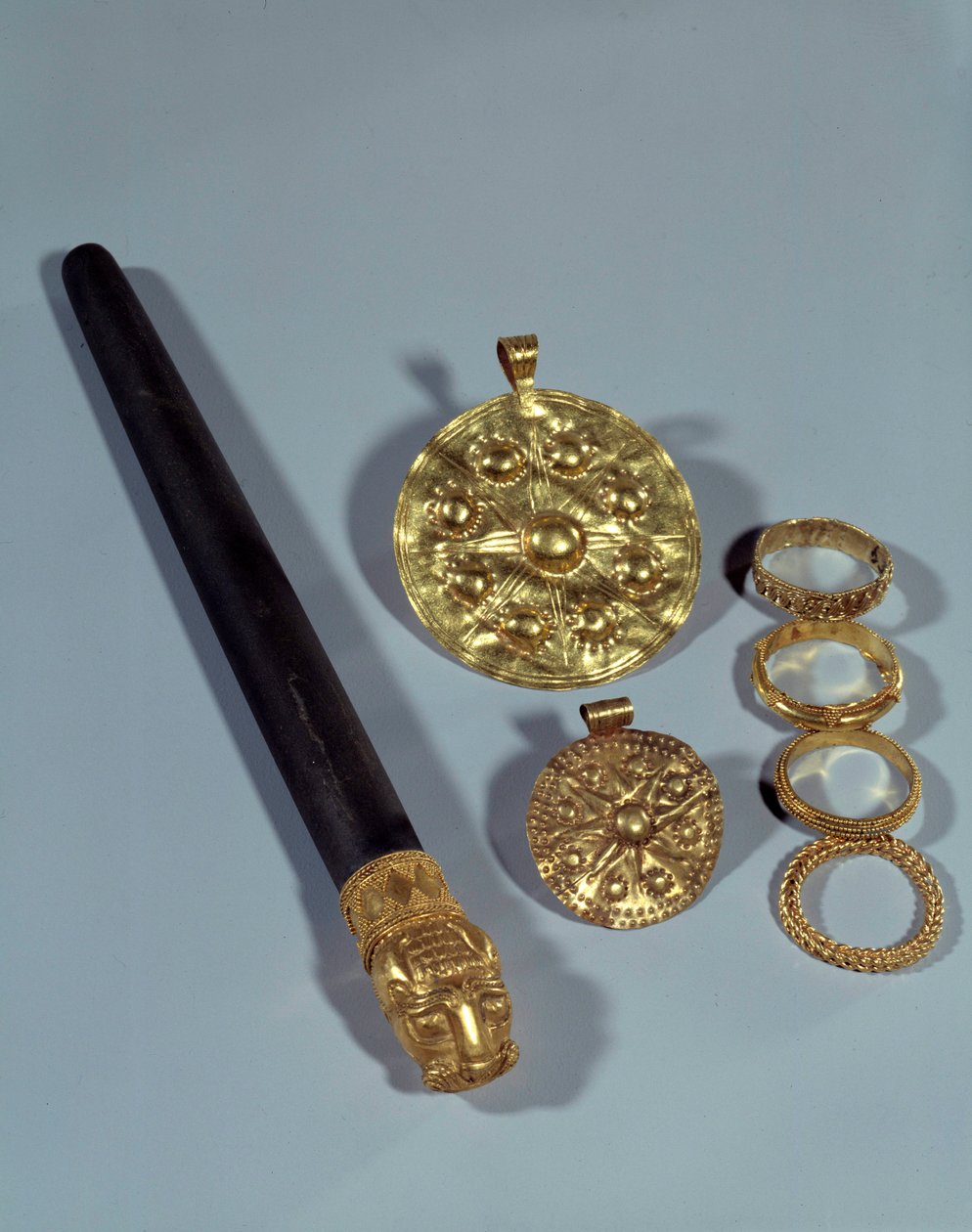 Kamień ostrzący i pierścienie do granulacji. Od miejsca Susa, Iran na południowy zachód. 1150 pne. Paryż, Luwr autorstwa Middle Elamite Period