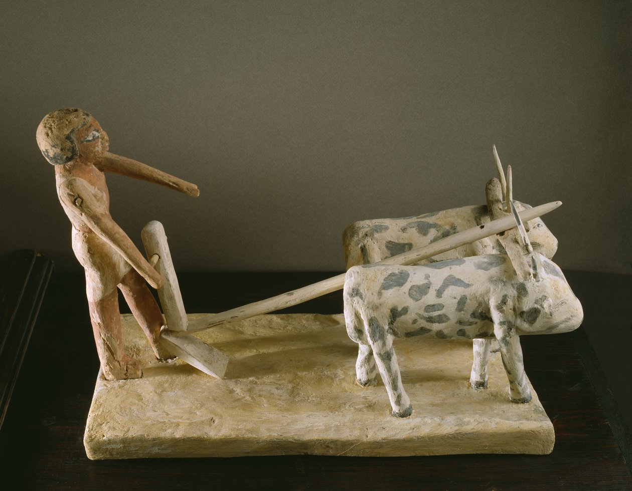 Model nagrobny oracza prowadzącego pług ciągnięty przez dwa woły (drewno malowane) autorstwa Middle Kingdom Egyptian
